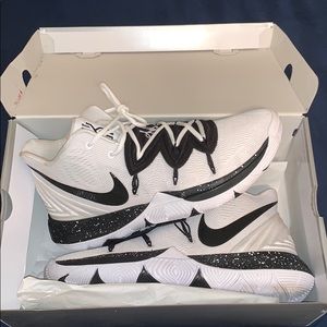 Kyrie 5 White/Black